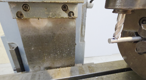 Travail en atelier autour d'une machine