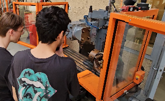 Atelier de fabrication avec une machine industrielle